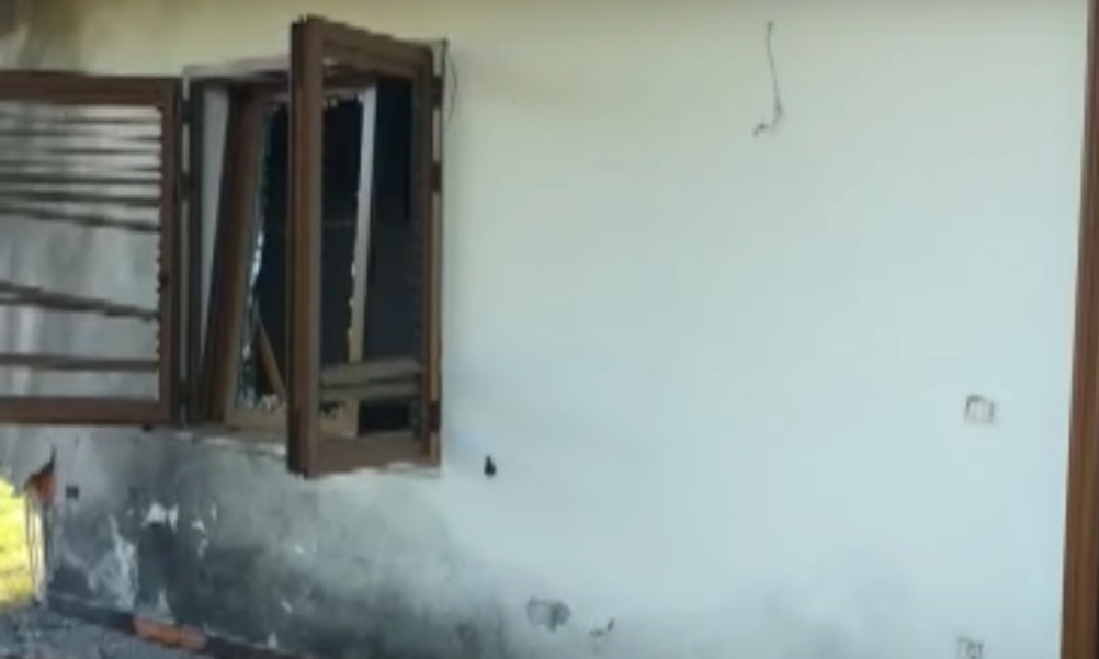 Pamje nga banesa e efektivit në Shkodër që iu vendos tritoli