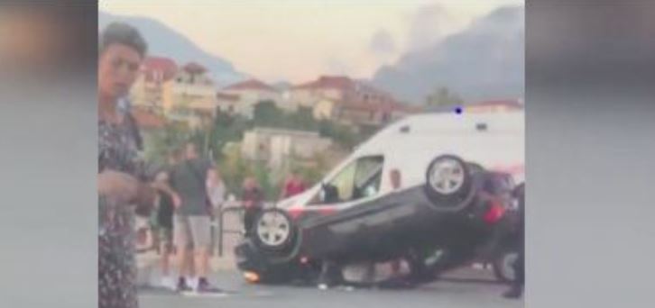 Aksident në Tiranë, makina kthehet përmbys në mes të rrugës