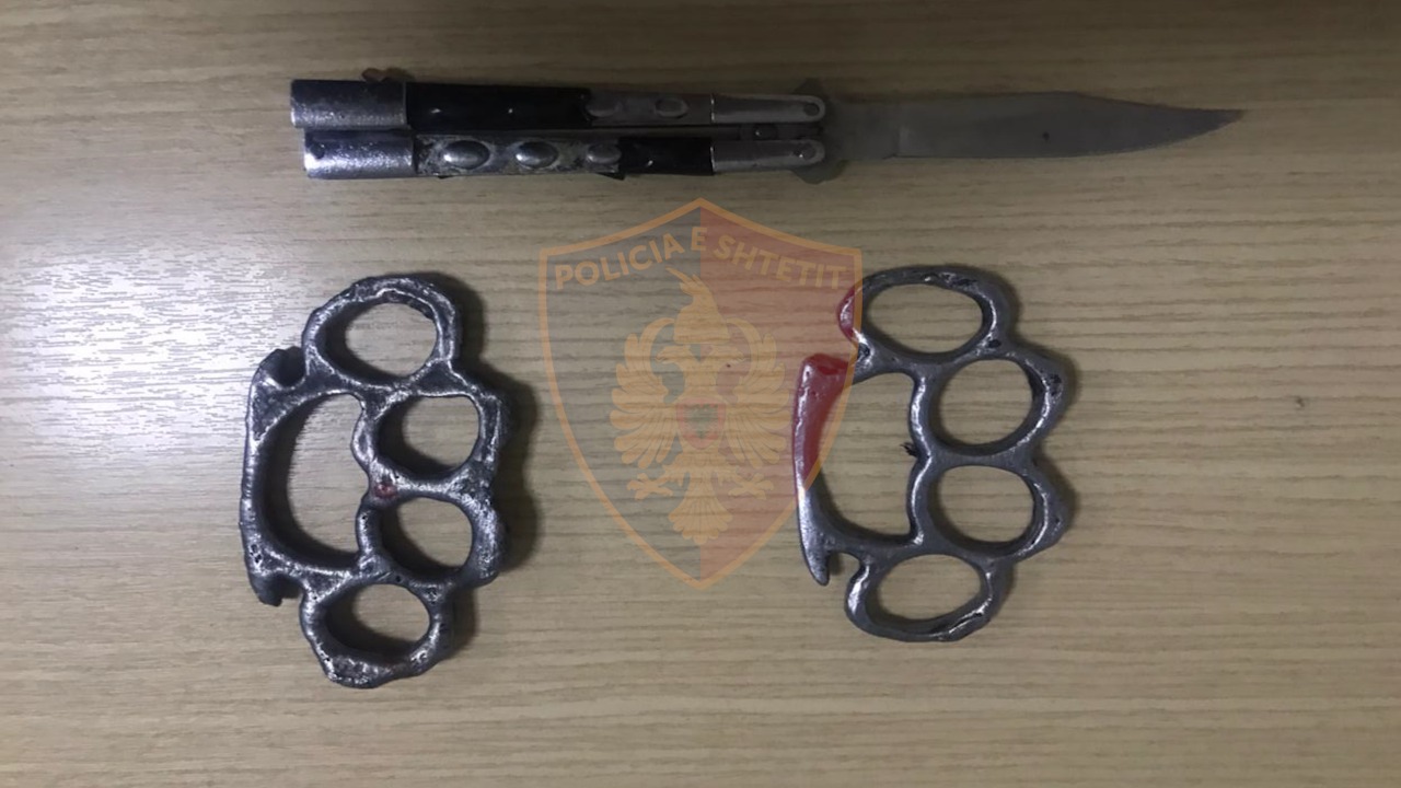 Lëvizte me armë të ftohtë, arrestohet 19-vjeçari në Korçë