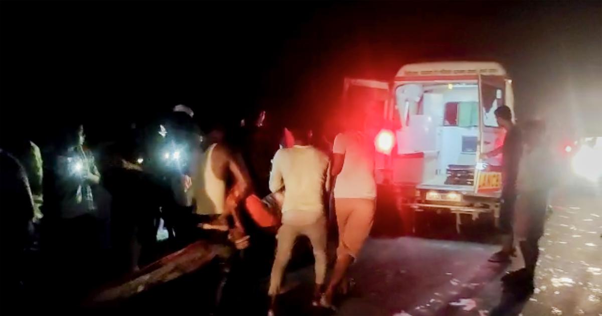 Tragjike/ Autobusi bie në liqen, 26 të vdekur