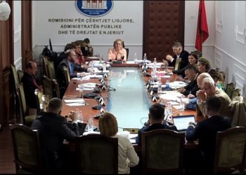 “Pusho se del jashtë”/ Sherr te ligjet për Portin e Durrësit