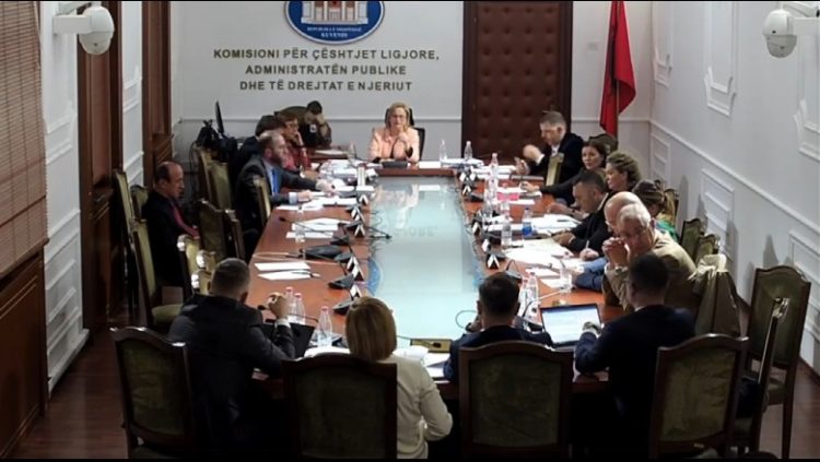 “Pusho se del jashtë”/ Sherr te ligjet për Portin e Durrësit