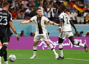 Mbyllet pjesa e parë/ Rudiger shënon, VAR i “djeg” festën panzerave