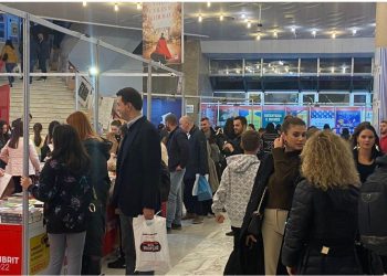 FOTO/ Basha shfaqet në Panairin e Librit