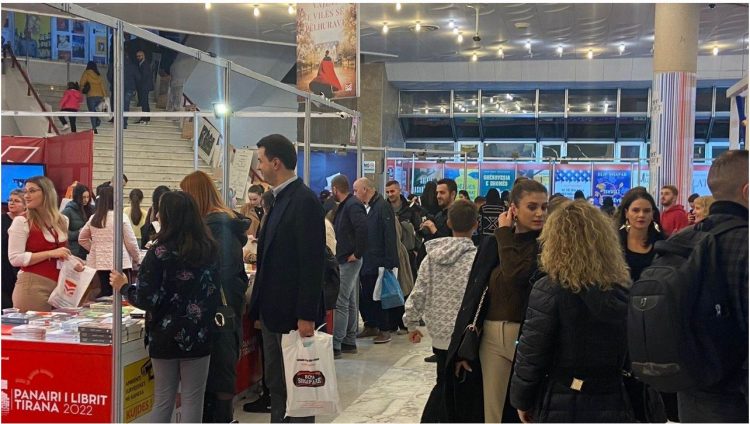 FOTO/ Basha shfaqet në Panairin e Librit