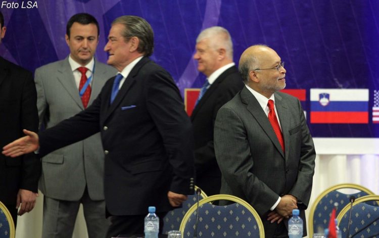 Berisha “non grata”/ Ish-ambasadori amerikan me deklaratën e fortë