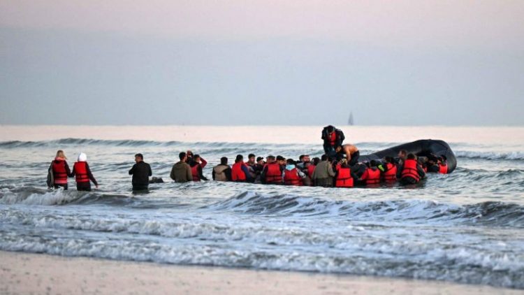 Britania rregulla të reja për emigrantët: Askush nuk është…