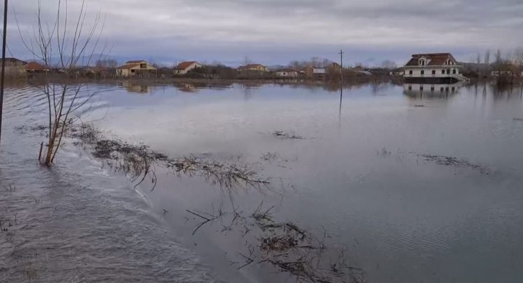 Përmbytjet, shembet ura e vjetër e Bunës në Shkodër