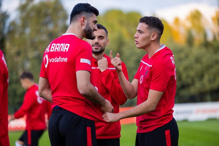 E FUNDIT/ Broja nuk ia del për Armeninë, Roshi dhe Uzuni “fluturojnë” me avionin e parë