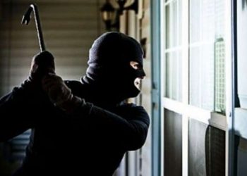 Grabitje në Burrel, të moshuarës i hyjnë natën në banesë