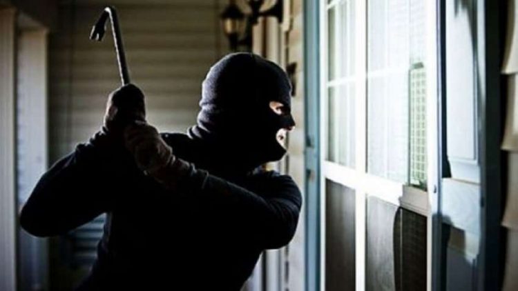 Grabitje në Burrel, të moshuarës i hyjnë natën në banesë