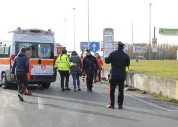 Tronditëse! 56-vjeçari masakron me thikë gruan në sy të djalit