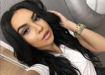 Kidës i ndodh e papritura në avion!