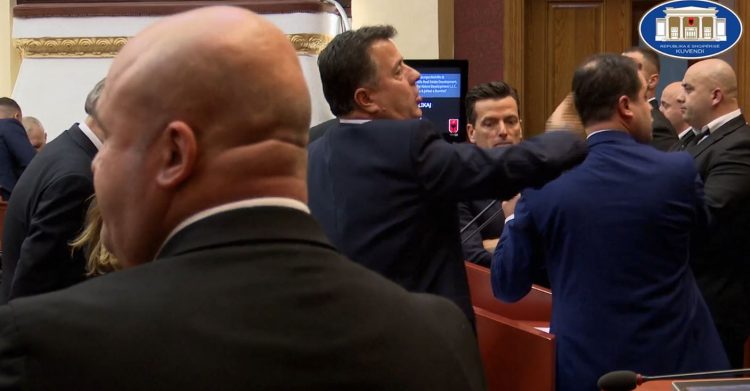 Plas në Kuvend, Berisha dhe deputetët e PD bllokojnë foltoren