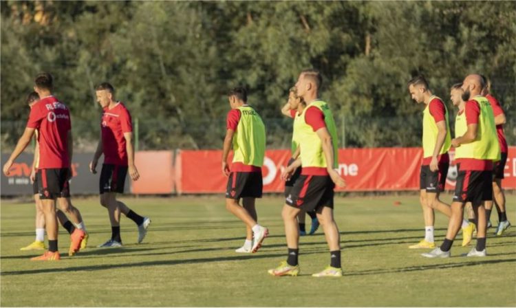 Mungesat “gëzojnë” lojtarët e rinj, ndaj Armenisë shansi i tyre