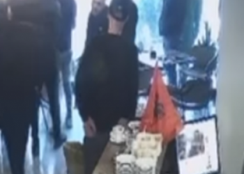 Ofendoi fëmijën autik, prindërit e 5-vjeçares rrahin mjekun