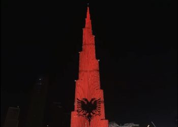 VIDEO/ Kulla më e lartë në Dubai vishet kuq e zi