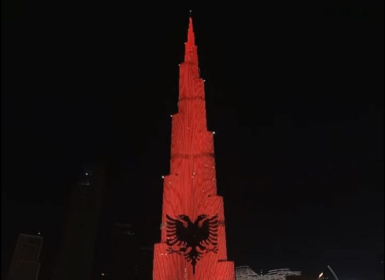 VIDEO/ Kulla më e lartë në Dubai vishet kuq e zi
