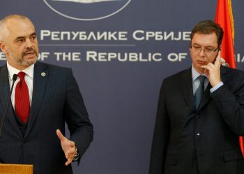 FOTO/ Vuçiç pret Ramën me biftek dhe verë