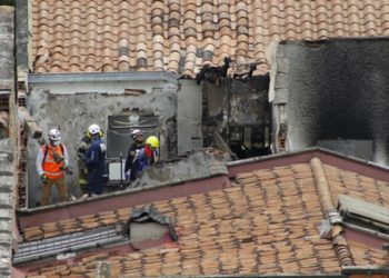 Avioni rrëzohet mbi shtëpi, 8 të vdekur