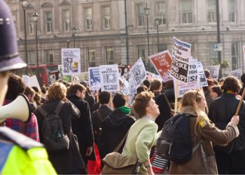 Infermierët në Britani protestojnë për herë të parë pas 106 viteve