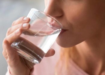 Pse nuk rekomandohet më që të pish 2 litra ujë në ditë