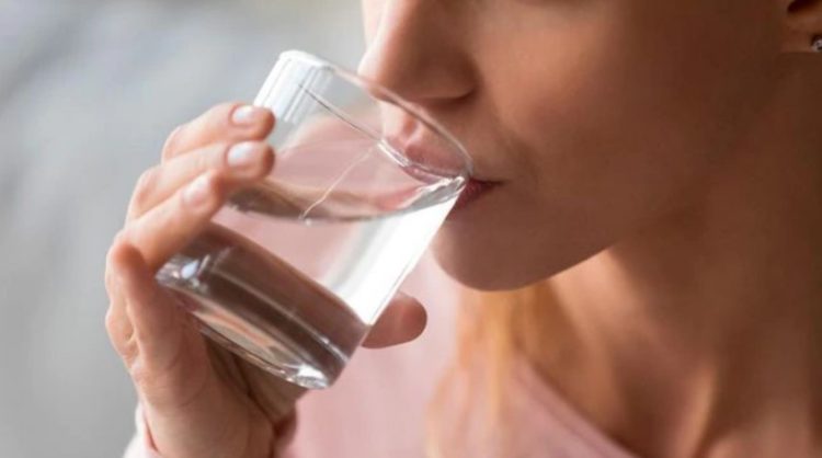 Pse nuk rekomandohet më që të pish 2 litra ujë në ditë