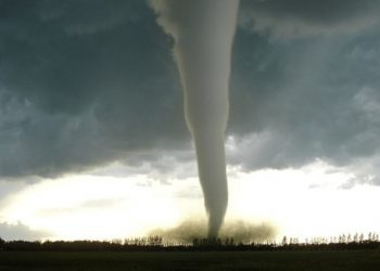 Ç’po ndodh në SHBA? Alarm për tornado, stuhi e përmbytje