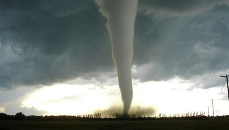 Ç’po ndodh në SHBA? Alarm për tornado, stuhi e përmbytje