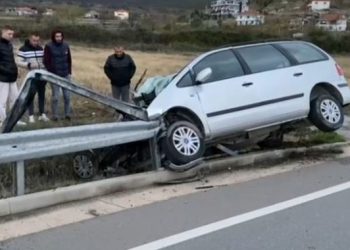 Aksident i frikshëm në Qafë-Thanë, shkatërrohet makina