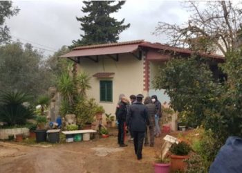 Djali vret mamanë, e fut në frigorifer dhe vijon i merr pensionin