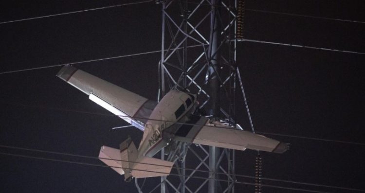 Avioni përplaset me shtyllën e tensionit të lartë