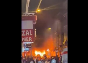 VIDEO/ Tjetër sulm në Stamboll? Makina shpërthen në flakë