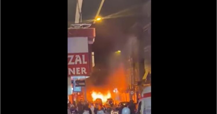 VIDEO/ Tjetër sulm në Stamboll? Makina shpërthen në flakë