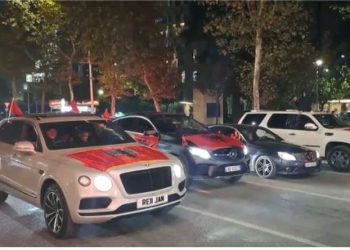 FOTO/ Makinat me flamuj kuq e zi, spektakël rrugëve të Tiranës