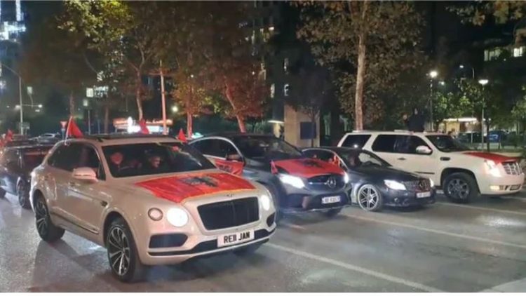 FOTO/ Makinat me flamuj kuq e zi, spektakël rrugëve të Tiranës