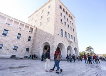 Mbyllen dhjetëra degë në universitete, rinia ka ikur