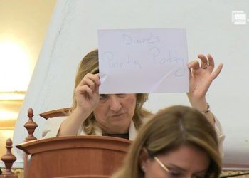 Balla komentonte projektin, Açka nxjerr fletën: Durrës Porta Potty