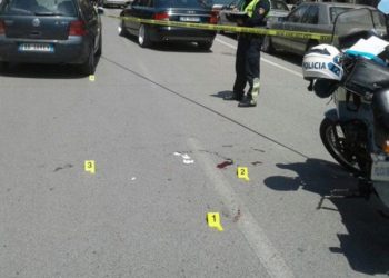 Përplasi kalimtaren dhe u largua, në kërkim shoferi vlonjat