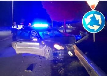 Makina përplaset me trafik-ndarësen, ‘arratiset’ shoferi