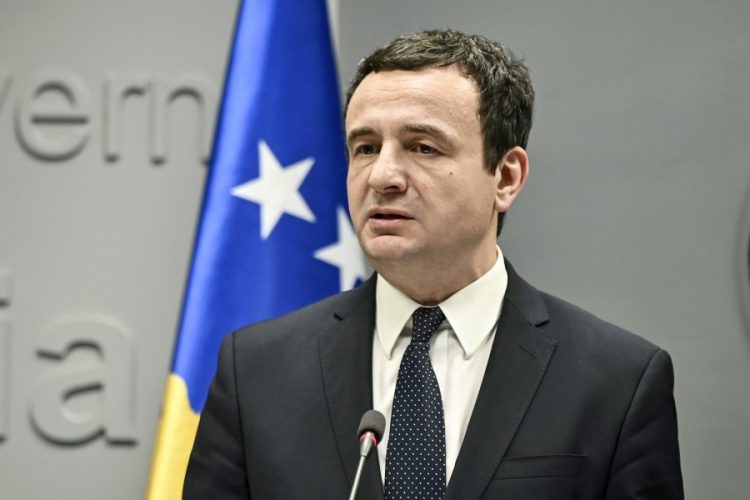 Kurti zbaton porosinë e SHBA, shtyn gjobat për targat