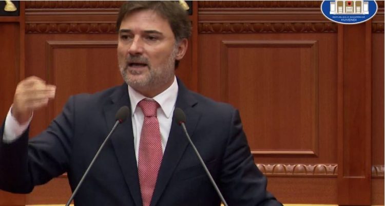 Ironizon Alibeaj: Alabar investon, Rama i fal tokën