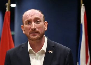 Ambasadori britanik-shqiptarëve: Mos shkoni ilegalisht në Angli