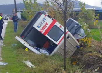 Aksident i rëndë në Lezhë, ambulanca del nga rruga