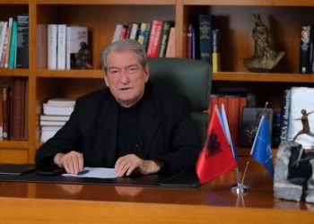 “Pse nuk e përjashtoni Alibeajn”? Berisha sulmon sërish Bashën