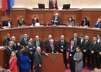 Nikolla i ndaloi fjalën, Berisha futet LIVE në Facebook