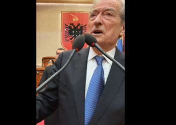 Felaj ndërpret seancën, Berisha futet LIVE nga Facebook