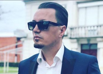 Blero harron Afronën, poston foto duke u puthur me të dashurën e re