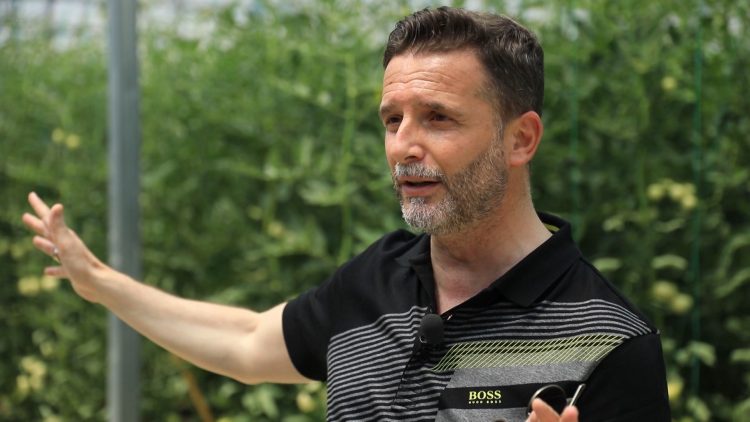 Braçe me dy standarde/ Kundër traut, por mungon në protestë