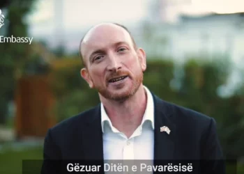 Ambasadori britanik uron shqip 110-vjetorin e pavarësisë
